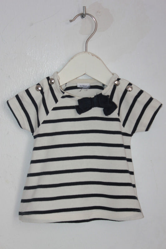 tweedehands katoenen creme en donkerblauw gestreept shirtje met korte mouwen en een strik in maat 62 van Petit Bateau