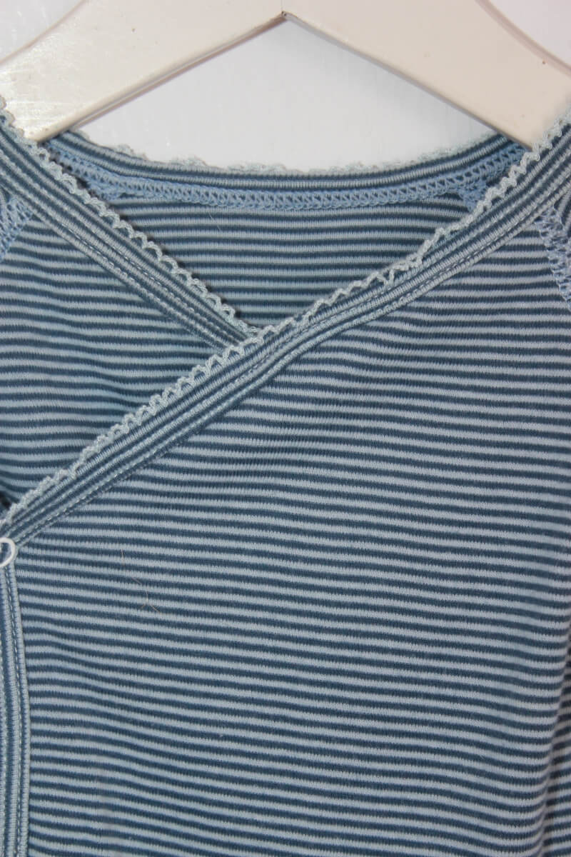 tweedehands unisex katoenen blauw gestreepte overslagromper met lange mouwen in maat 62 van petit bateau