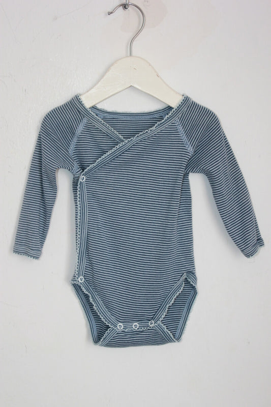 tweedehands unisex katoenen blauw gestreepte overslagromper met lange mouwen in maat 62 van petit bateau