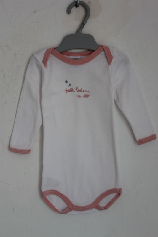 tweedehands katoenen witte romper met roze details en lange mouwen in maat 68 van petit bateau