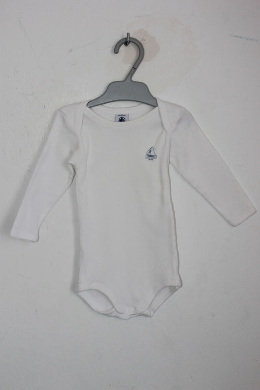 tweedehands katoenen witte romper met lange mouwen in maat 68 voor een baby jongen van petit bateau