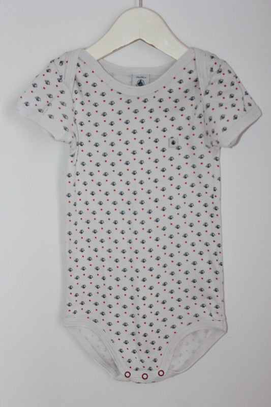 tweedehands katoenen unisex petit bateau romper, in wit, rood en donkerblauw, met korte mouwen in maat 86