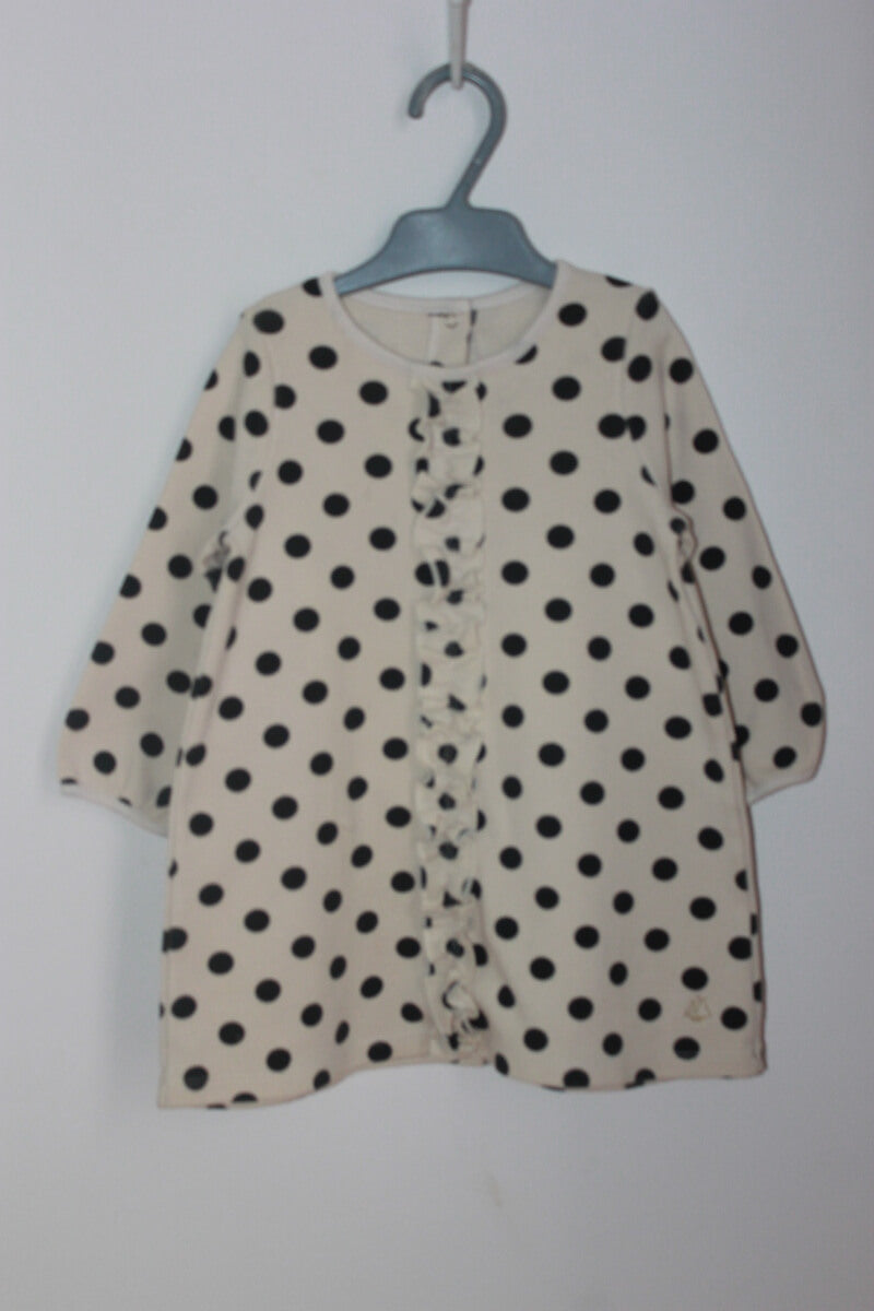 tweedehands winterse creme jurk met zwarte stippen, een volant middenvoor en lange mouwen van petit bateau in maat 74
