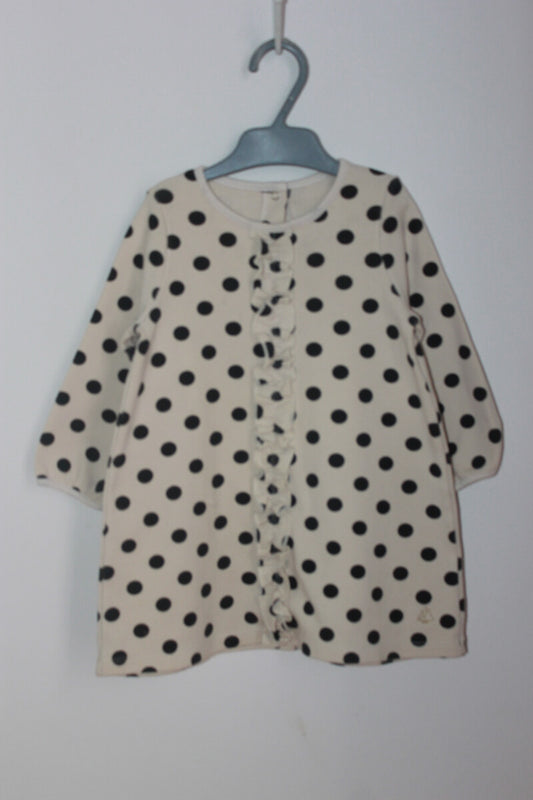 tweedehands winterse creme jurk met zwarte stippen, een volant middenvoor en lange mouwen van petit bateau in maat 74
