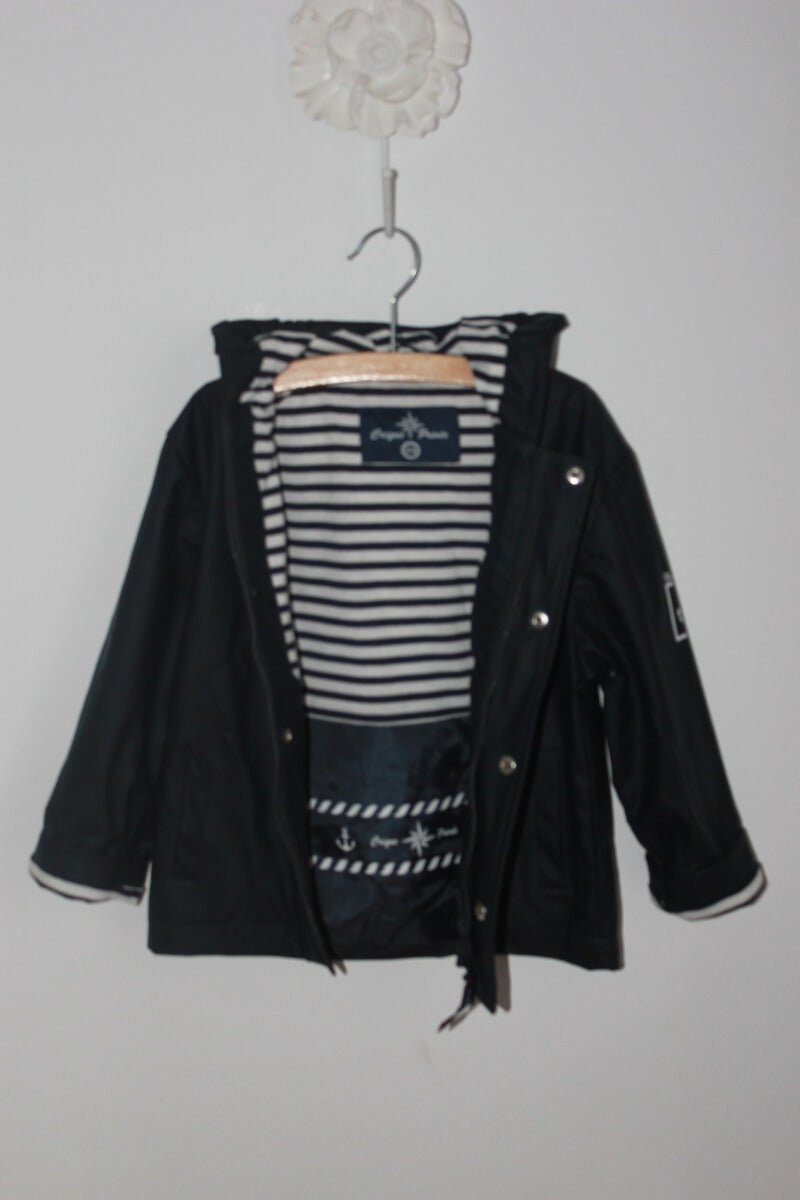 tweedehands unisex donkerblauw-witte regenjas met capuchon van crique privee in maat 98