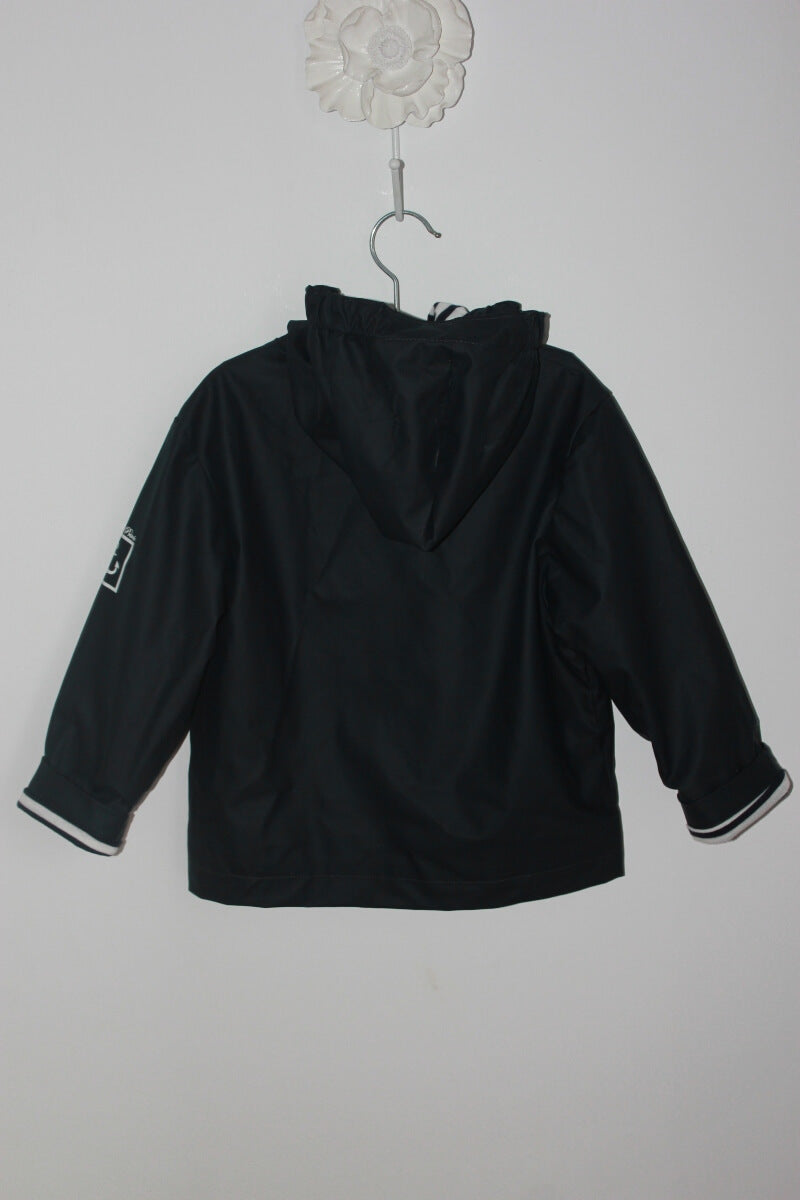 tweedehands unisex donkerblauw-witte regenjas met capuchon van crique privee in maat 98