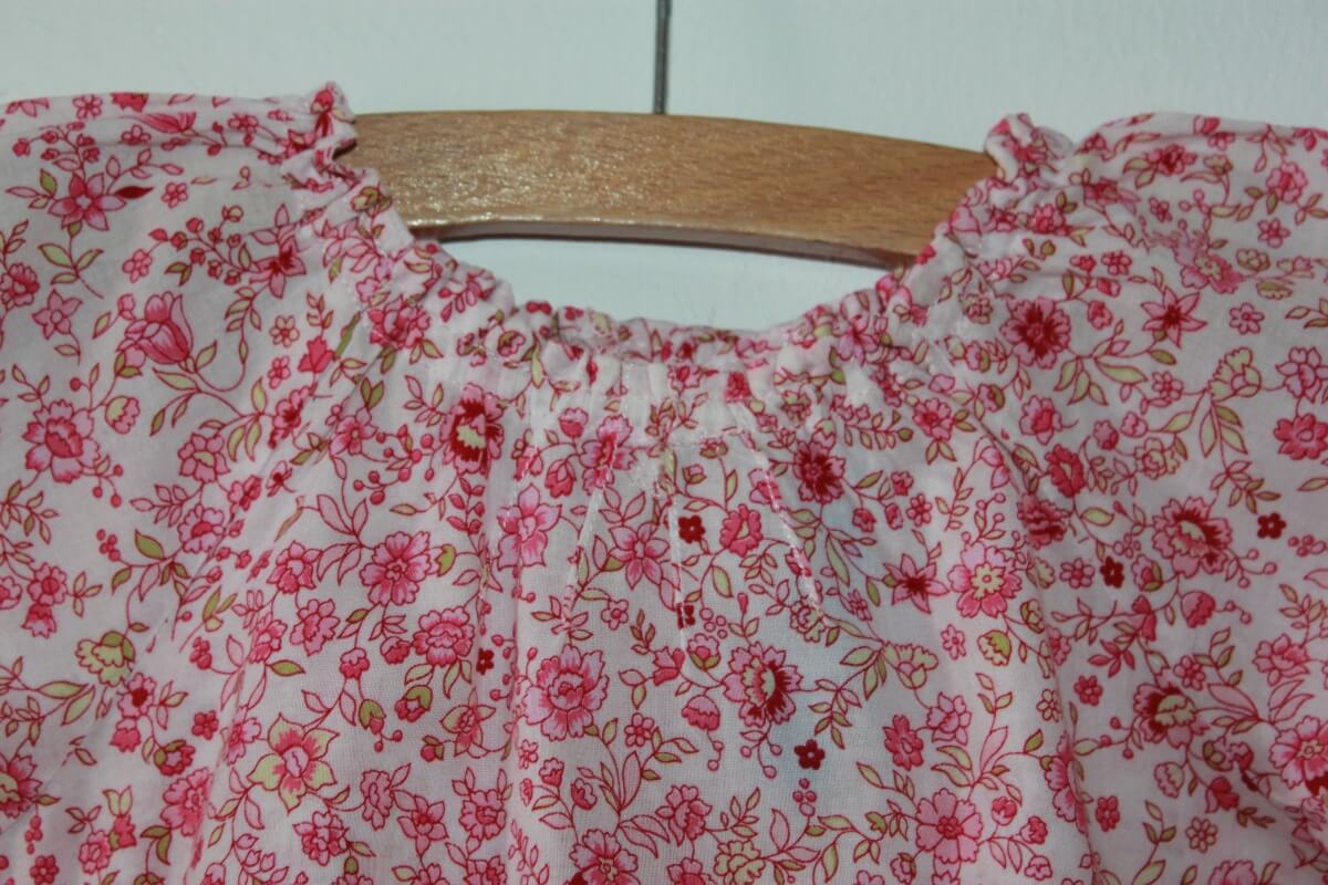 tweedehands-roze-gebloemde-blouse-korte-mouwen-maat-80-baby-meisje-boutchou