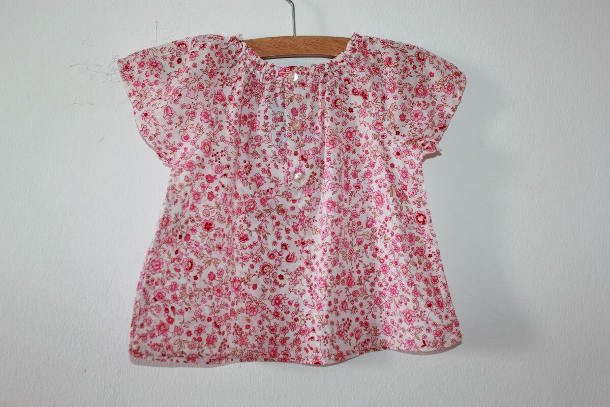 tweedehands-roze-gebloemde-blouse-korte-mouwen-maat-80-baby-meisje-boutchou