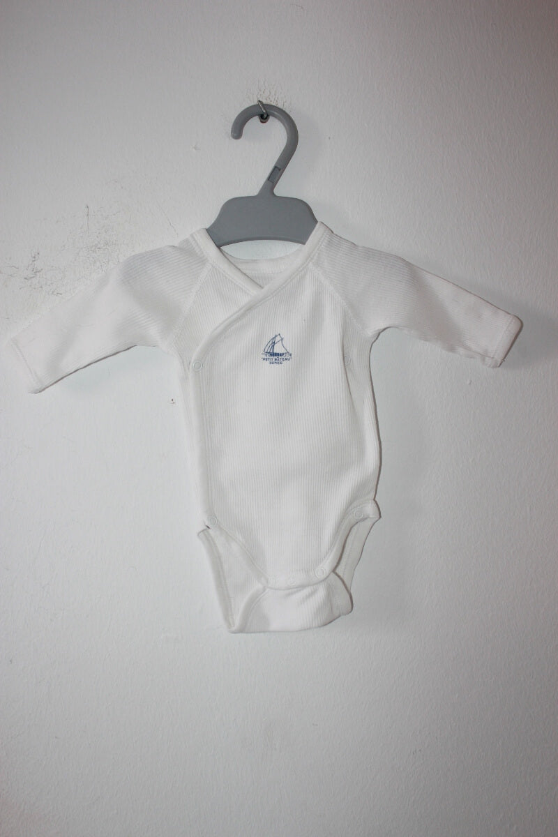 tweedehands-witte-petit-bateau-overslag-romper-lange-mouwen-maat-50