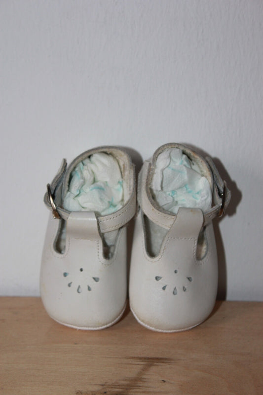 tweedehands-ecru-leren-schoenen-maat-18-baby-babybotte