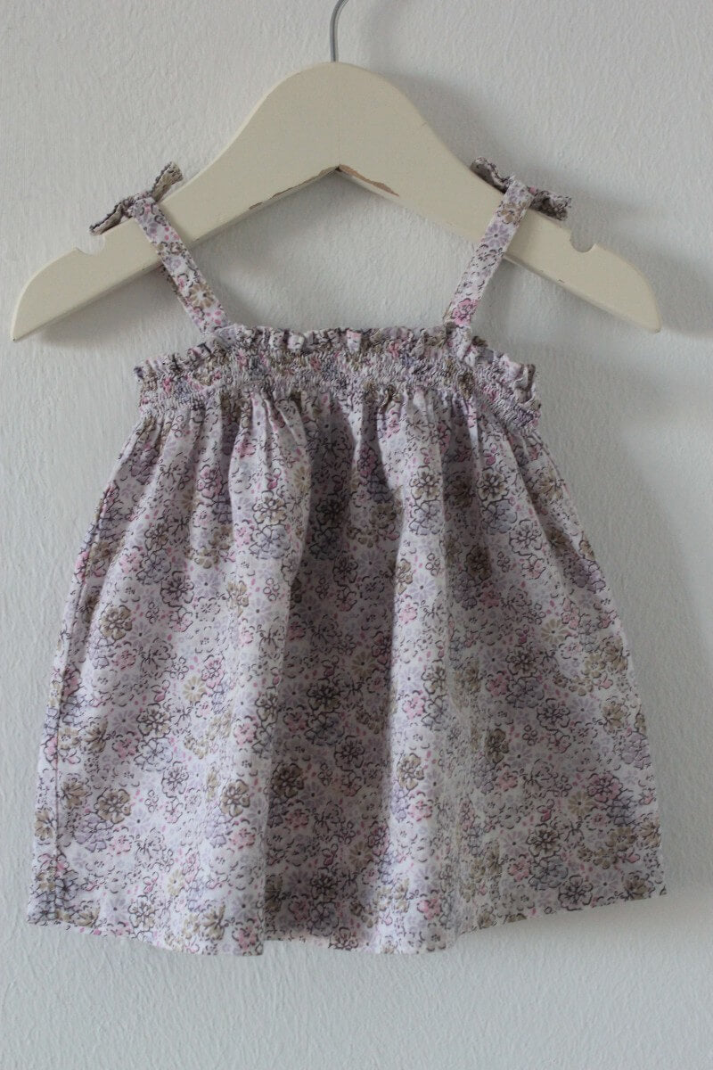 tweedehands-gebloemde-blouse-schouderbandjes-maat-56-baby-meisje-boutchou