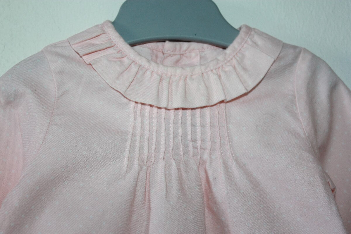 tweedehands-roze-blouse-witte-stipjes-neck-neck-maat-56-baby-meisje