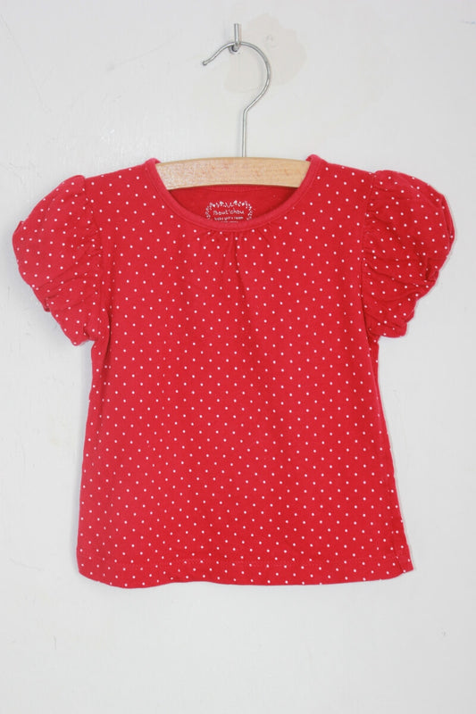 Tweedehands rood t-shirt met witte stipjes en korte mouwen maat 80 boutchou