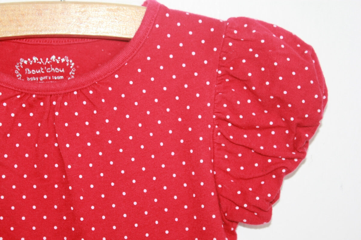 Tweedehands rood t-shirt met witte stipjes en korte mouwen maat 80 boutchou