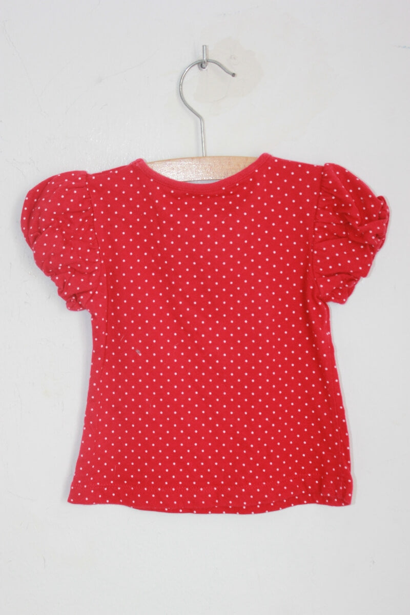 Tweedehands rood t-shirt met witte stipjes en korte mouwen maat 80 boutchou