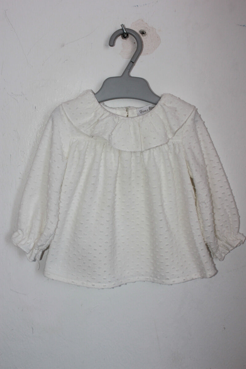 tweedehands-ecru-plumetis-blouse-lange-mouwen-volantkraag-baby-meisje-maat-68-fina-ejerique