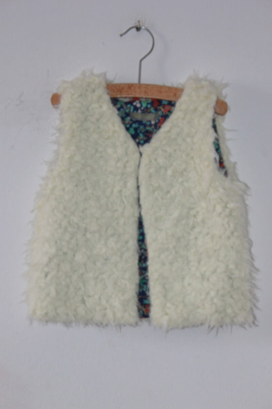 tweedehands-creme-mouwloos-fake-fur-vest-maat-80-baby-meisje-trickytracks