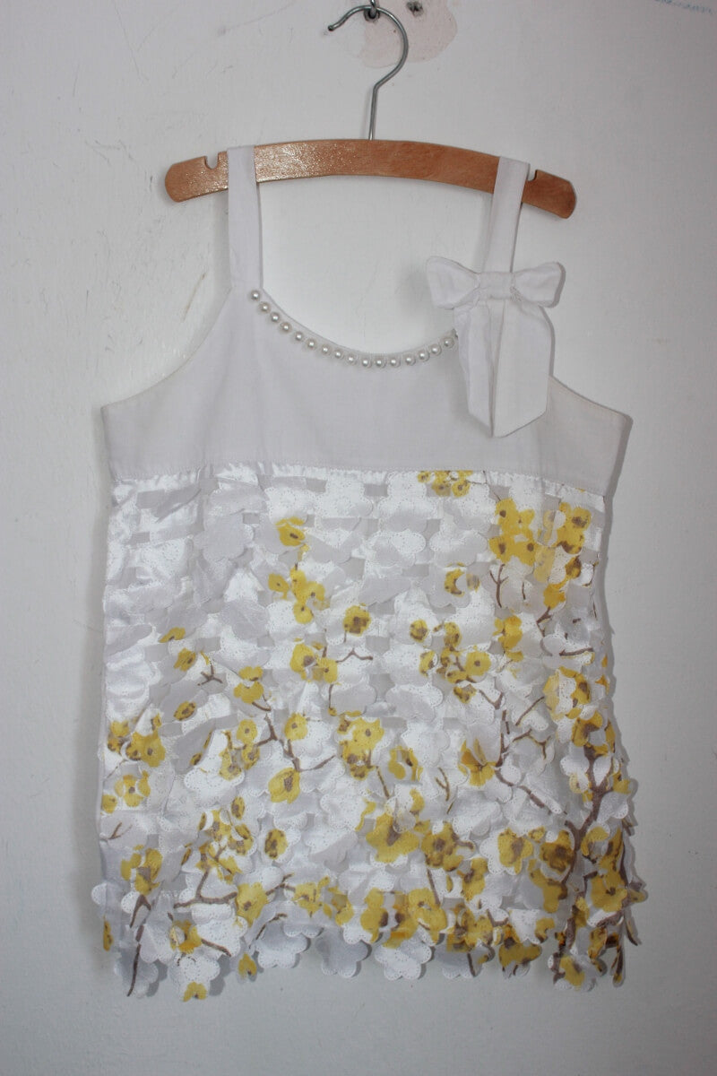 tweedehands-witte-zomerse-mouwloze-top-gele-bloemen-maat-152-meisje-gaialuna