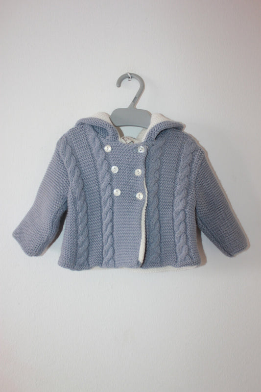 tweedehands-blauwgrijs-witte-jas-capuchon-maat-50-baby-boite-a-malices