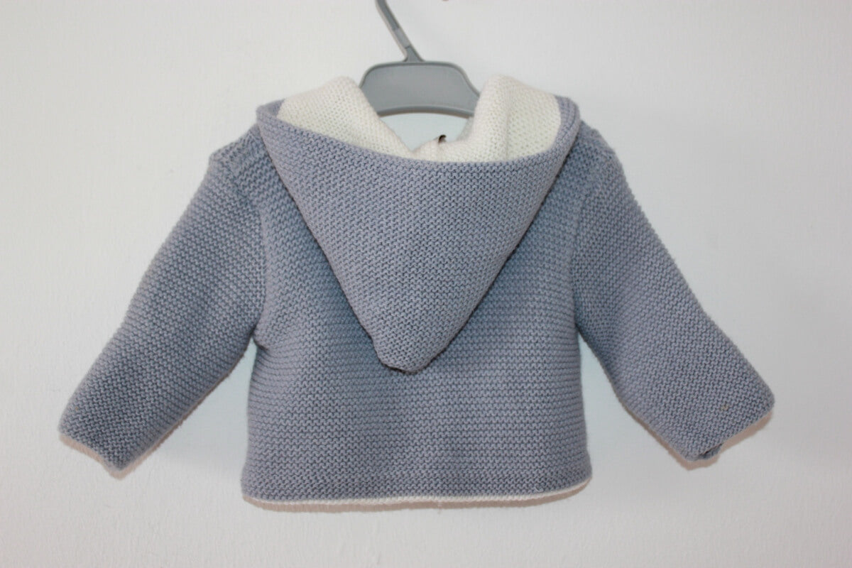 tweedehands-blauwgrijs-witte-jas-capuchon-maat-50-baby-boite-a-malices