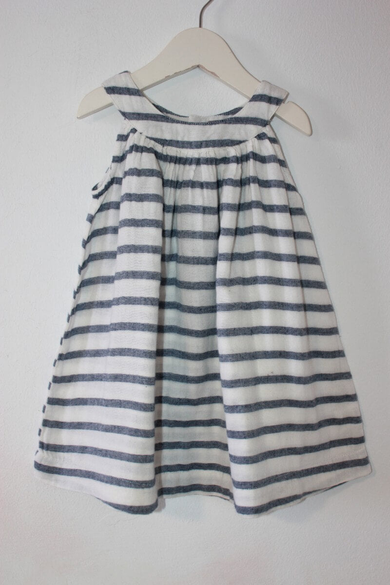 tweedehands-blauw-wit-gestreepte-zomerse-mouwloze-jurk-maat-74-baby-meisje-boutchou