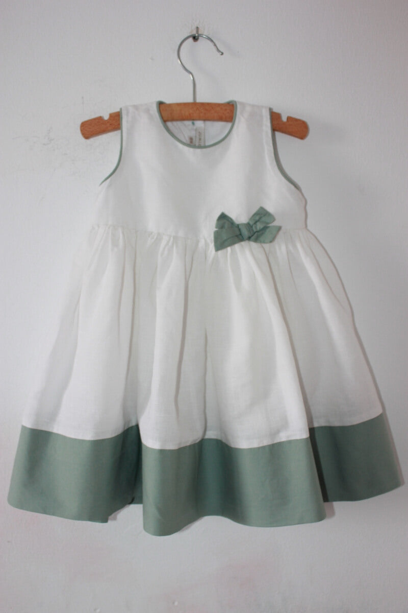 tweedehands-creme-groene-mouwloze-jurk-met-hoed-maat-80-baby-meisje-juniors-zomercollectie