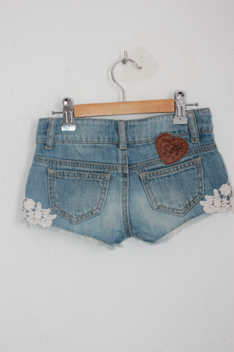tweedehands blauwe denim short met creme kant maat 110 sisley