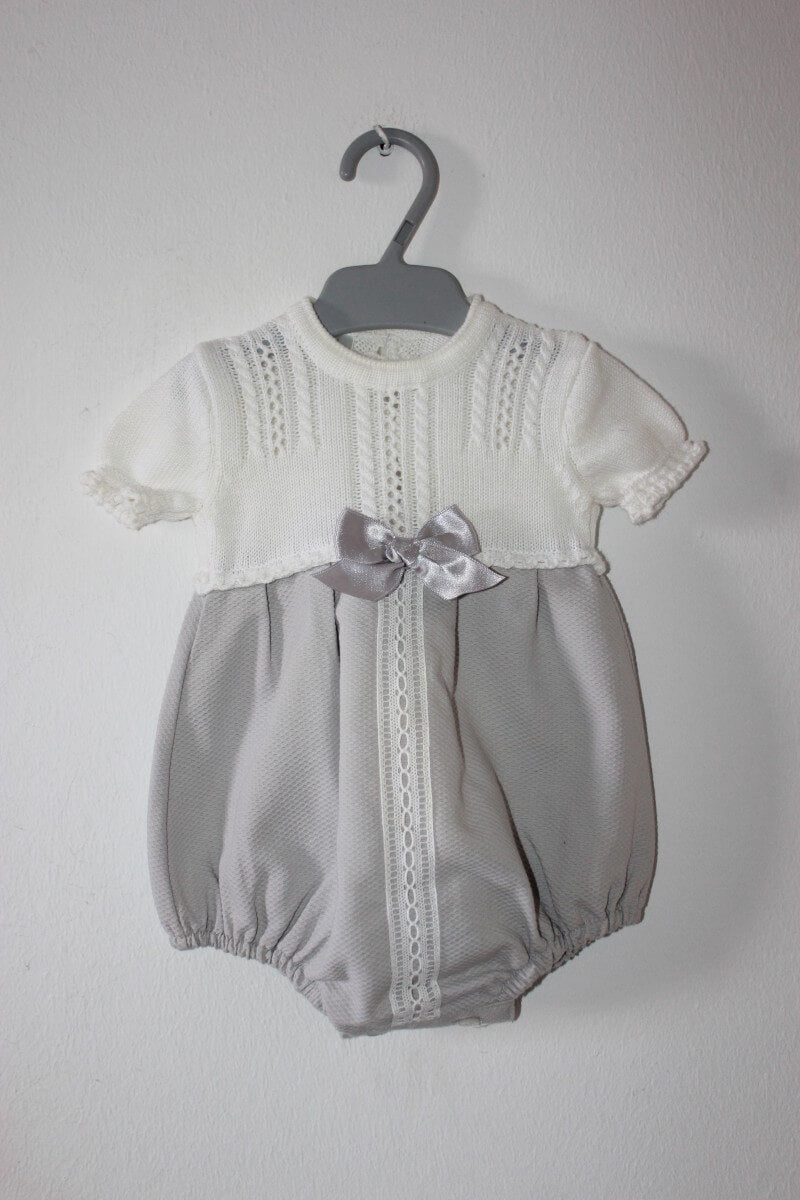 tweedehands-wit-grijs-zomers-pakje-korte-mouwen-maat-56-baby-meisje-lola-palacios