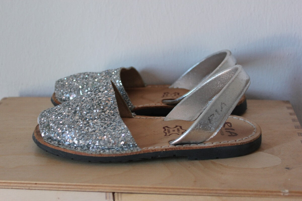 tweedehands-zilveren-glitter-menorquinas-sandalen-maat-30-meisje-ria