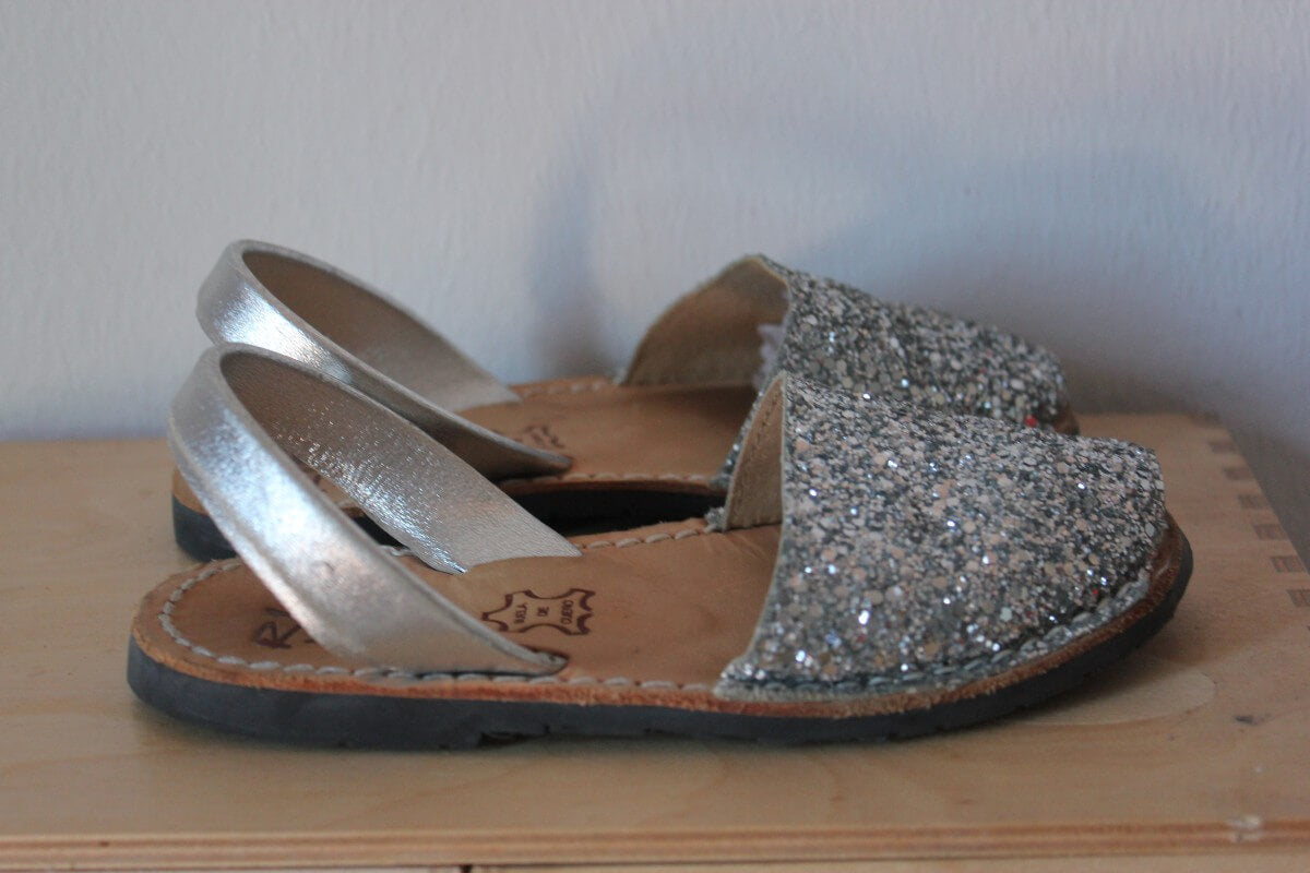 tweedehands-zilveren-glitter-menorquinas-sandalen-maat-30-meisje-ria