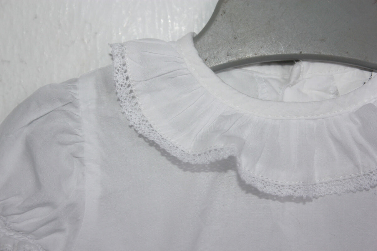 tweedehands witte blouse korte mouwen en volant bij hals maat 56 baby meisje
