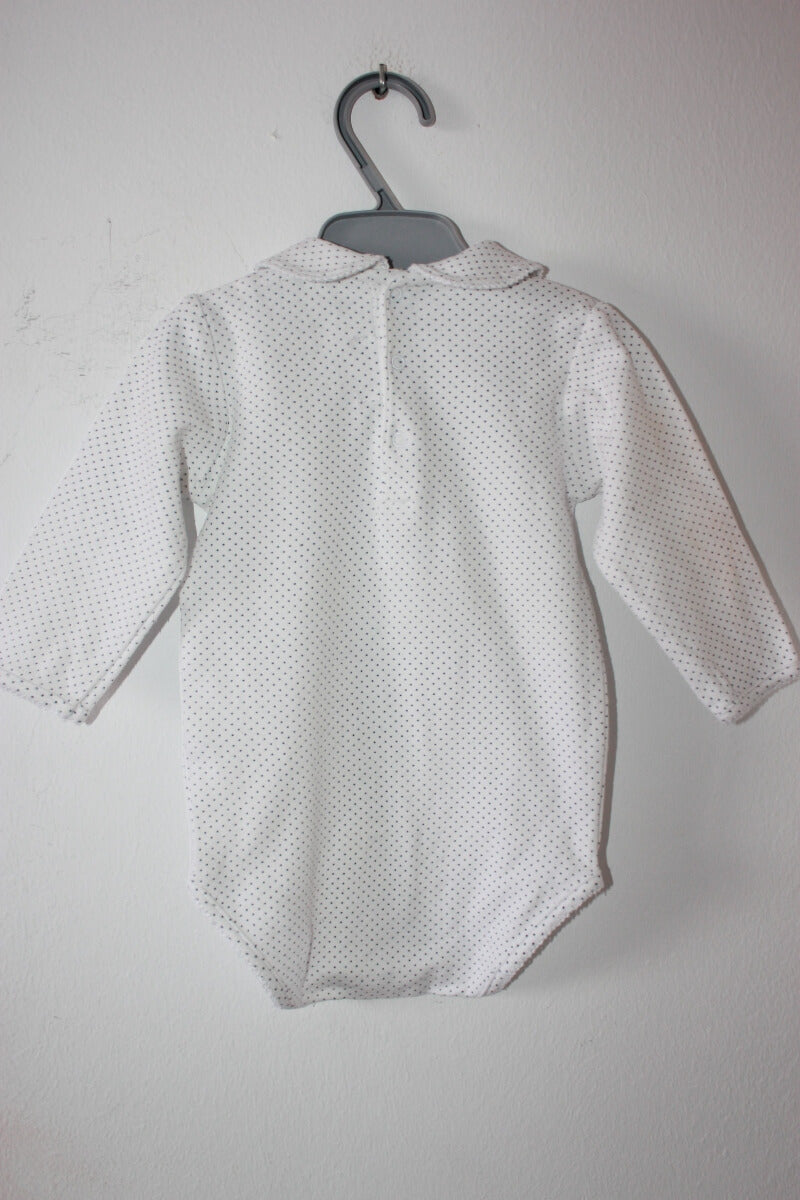 tweedehands-witte-romper-grijze-stipjes-lange-mouwen-peter-pan-kraagje-maat-62-baby-meisje-boutchou