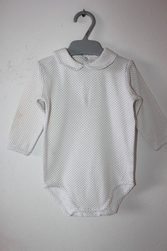 tweedehands-witte-romper-grijze-stipjes-lange-mouwen-peter-pan-kraagje-maat-62-baby-meisje-boutchou