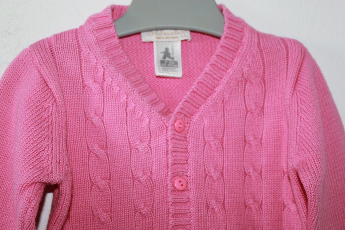 tweedehands-roze-vest-v-hals-kabelpatroon-maat-62-baby-skhuaban