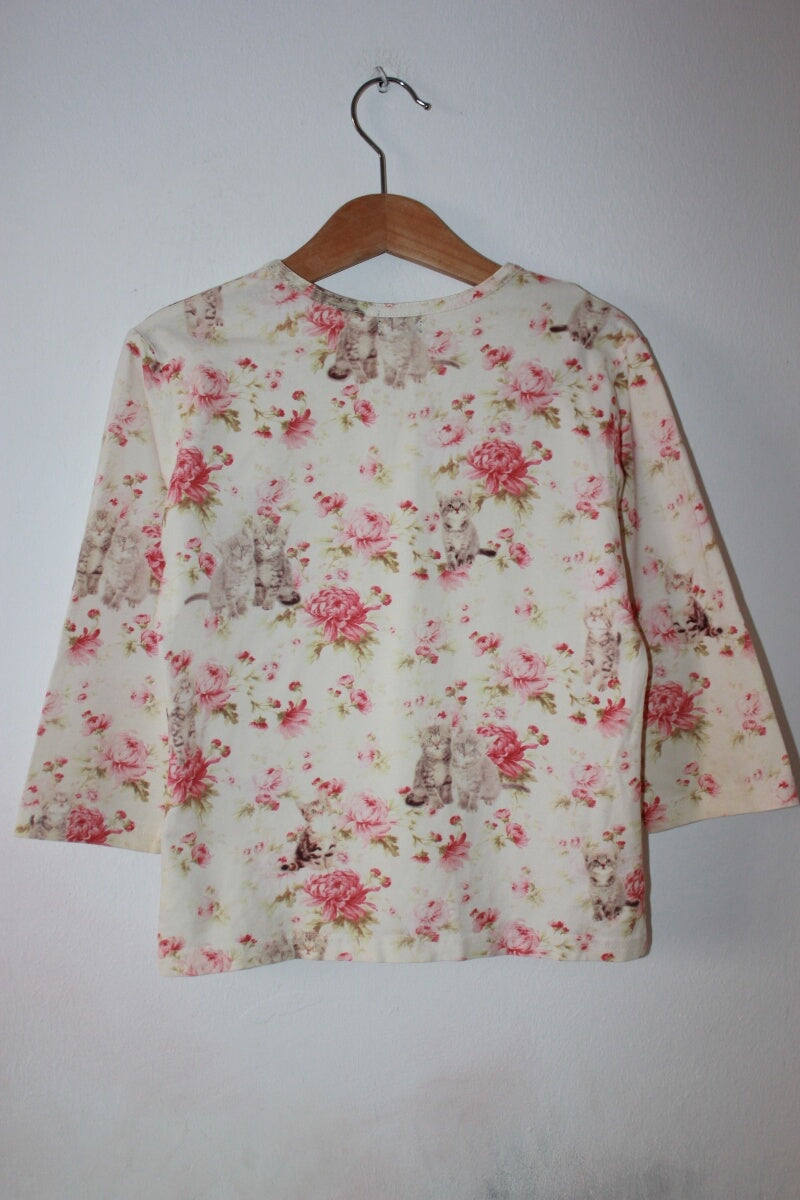 tweedehands-shirt-driekwartmouwen-bloemen-kittens-maat-134-meisje-paul-smith