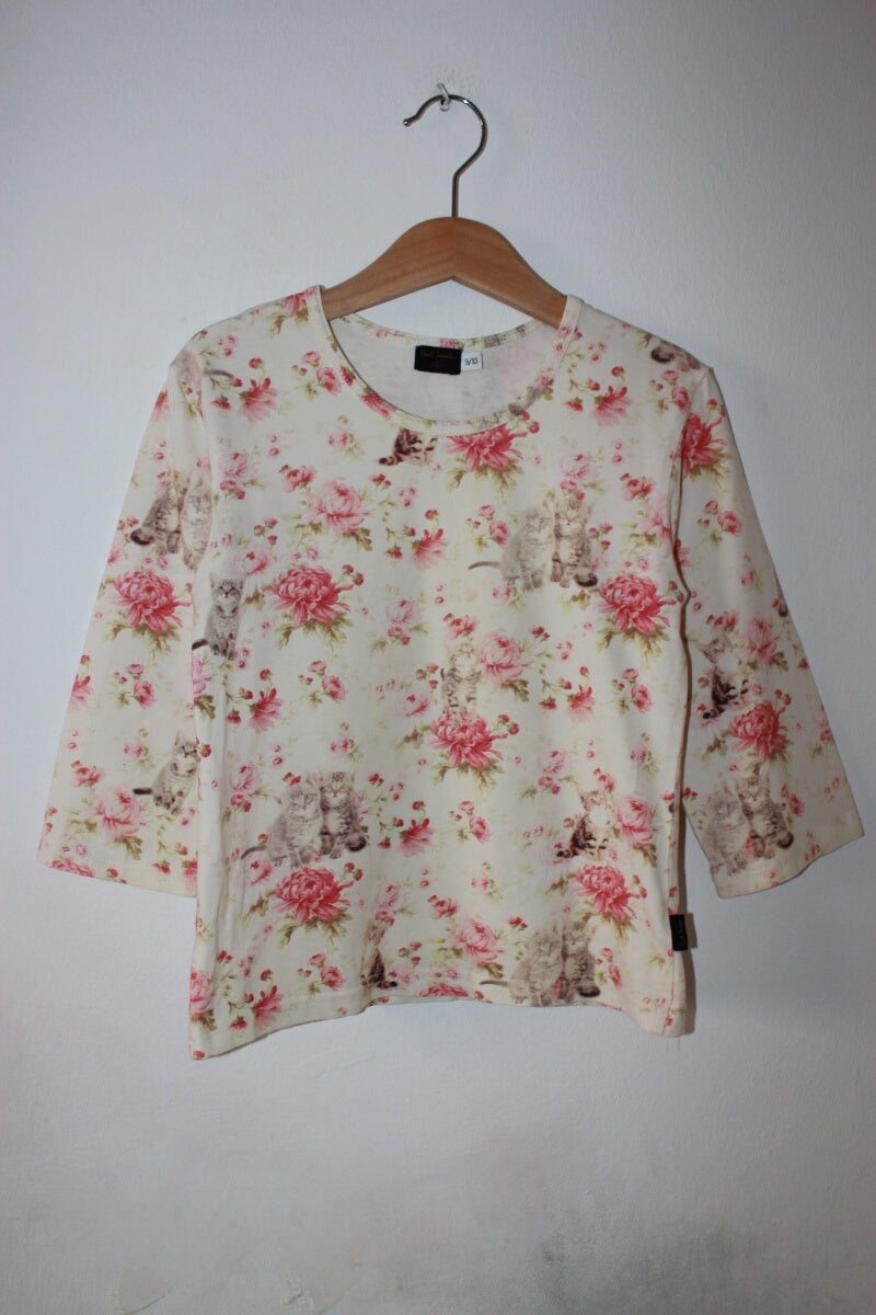 tweedehands-shirt-driekwartmouwen-bloemen-kittens-maat-134-meisje-paul-smith