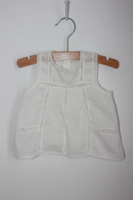 tweedehands witte mouwloze blouse in maat 62-68 van bass10 voor een baby meisje