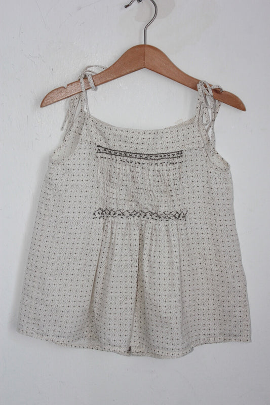 tweedehands creme met taupe gesmokte zomerse blouse met schouderbandjes van bonpoint  in maat 110 