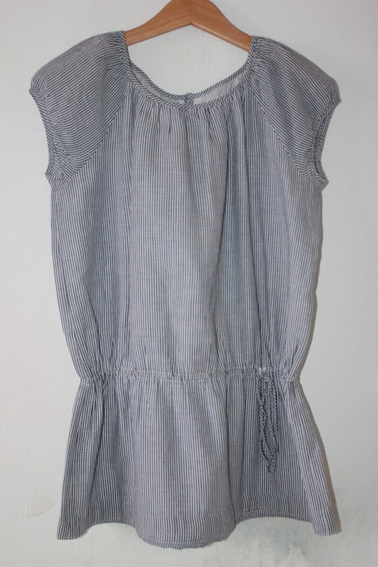 tweedehands zomerse blauw met wit gestreepte jurk van bonpoint met korte mouwen in maat 134-140