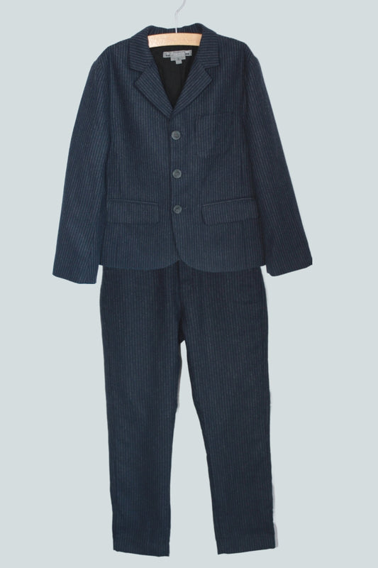 tweedehands donkerblauw kostuum met wit krijtstreepje in maat 110-116 van bonpoint