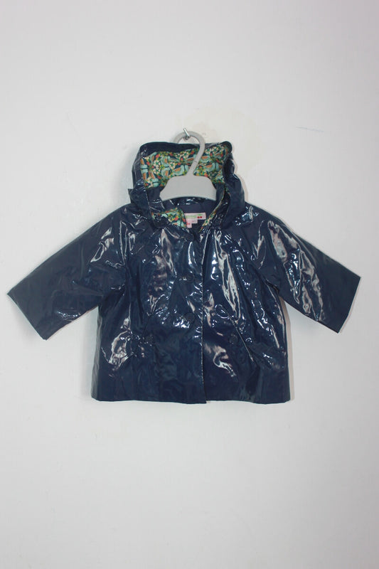 tweedehands donkerblauwe regenjas met liberty voering in de capuchon van bonpoint in maat 62 