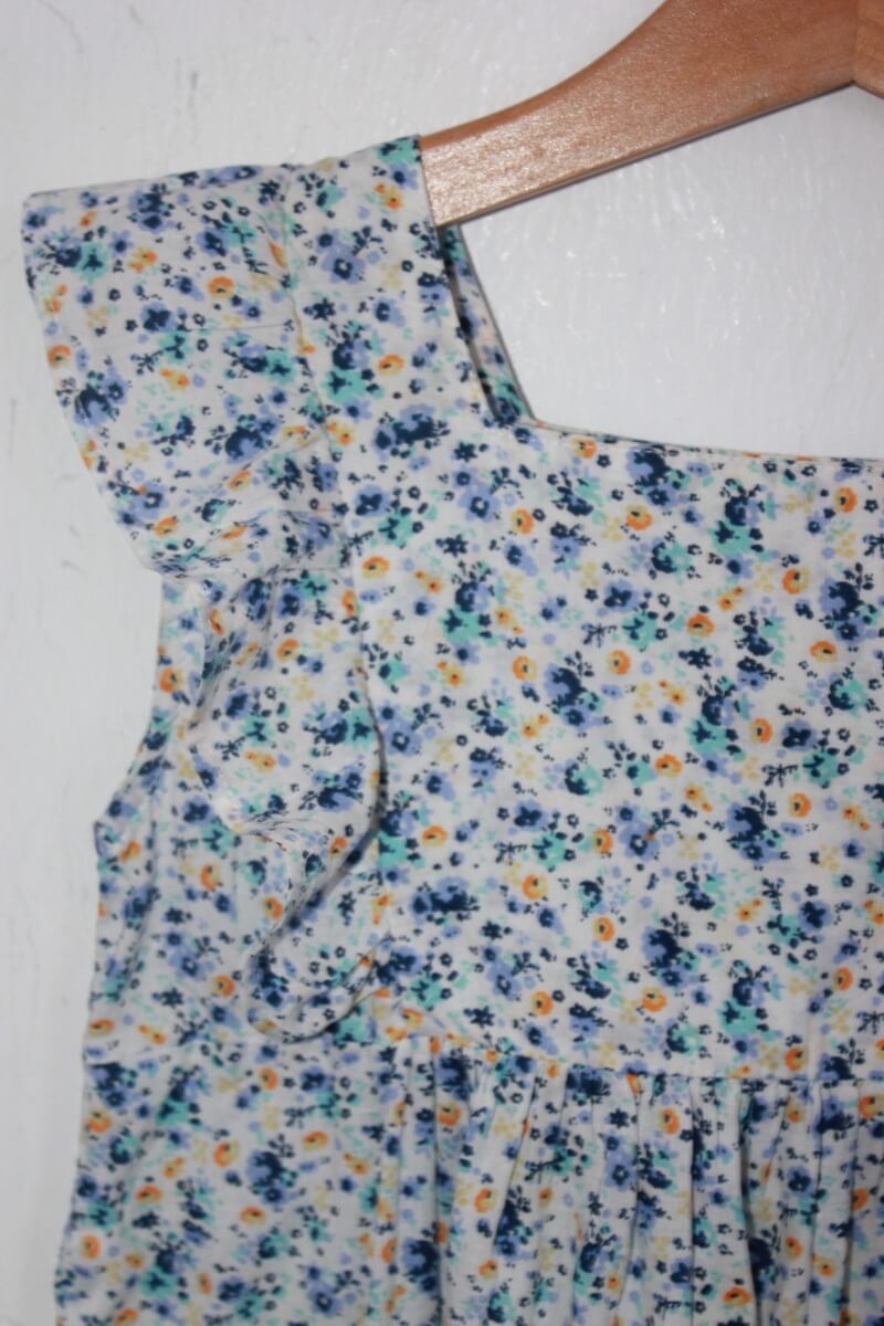 tweedehands katoenen zomerse gebloemde jurk in multicolour met korte volantmouwen in maat 128 van boulevard girl