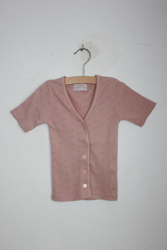 tweedehands poederroze t shirt met korte mouwen en een knoopsluiting aan de voorkant in maat 110 voor een meisje van dpam