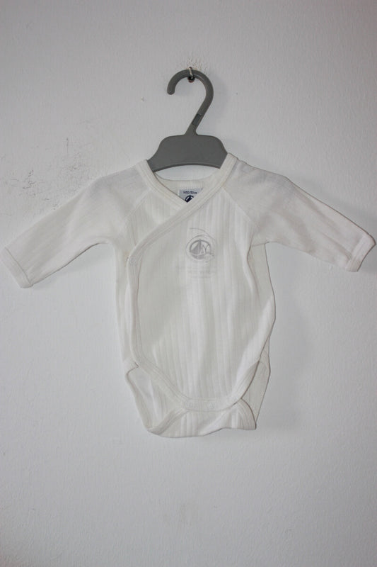 tweedehands-ecru-unisex-overslag-romper-lange-mouwen-maat-50-petit-bateau