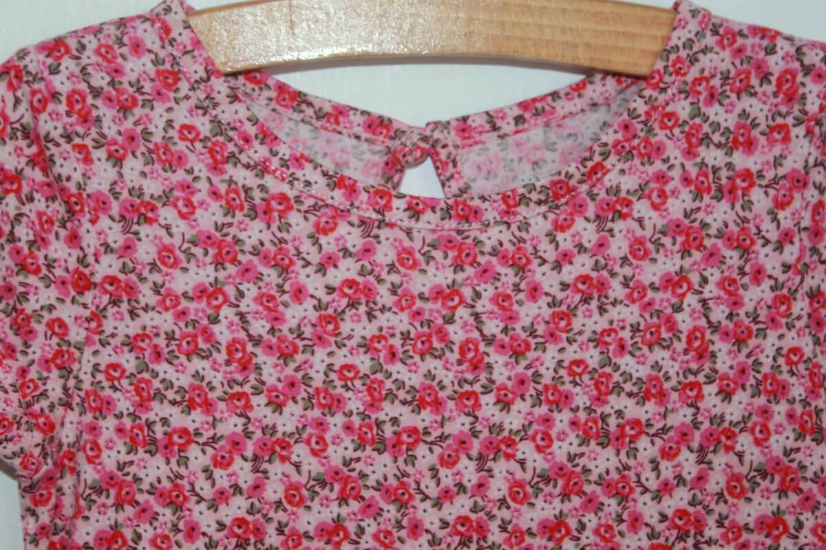 tweedehands katoenen zomerse roze gebloemde jurk met korte mouwen van gap in maat 104