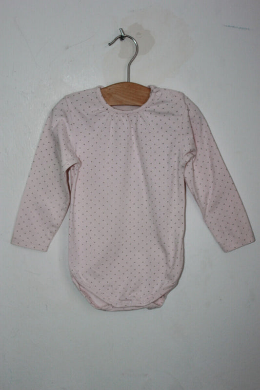 tweedehands roze romper met kleine bruine stippen en lange mouwen in maat 80 van grain de ble