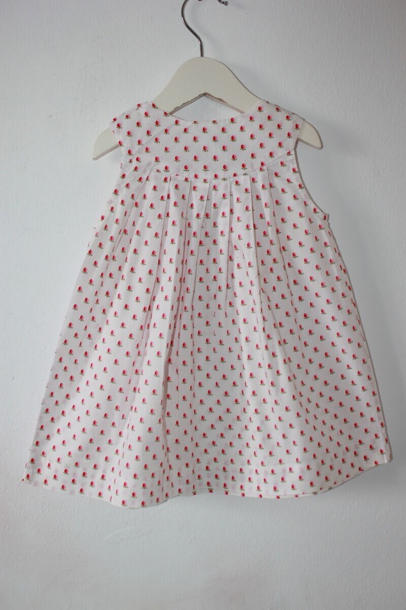 tweedehands witte zomerse mouwloze jurk met roze tulpen en bloomer maat 74 voor een baby meisje van jacadi
