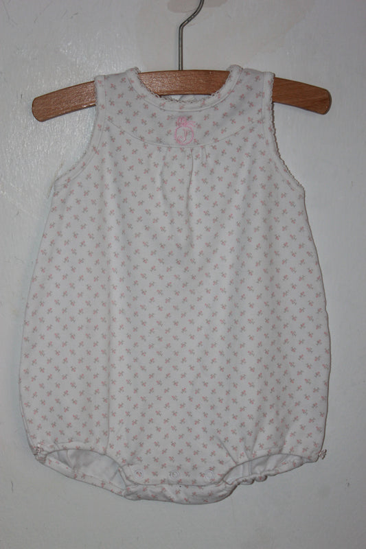Tweedehands katoenen mouwloze wit te korte playsuit met roze bloemetjes in maat 68 voor een baby meisje van Jacadi