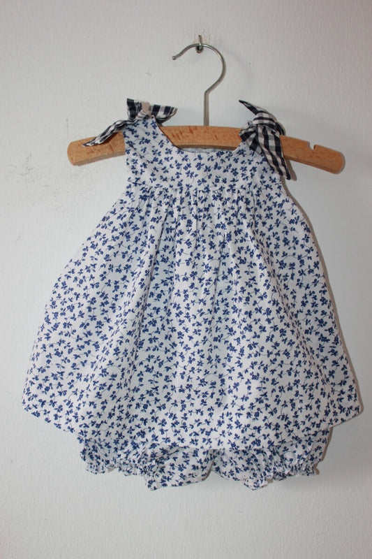tweedehands zomerse katoenen mouwloze blauw met wit gebloemde jurk van jacadi in maat 56 voor een baby meisje