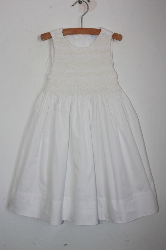 tweedehands mouwloze katoenen witte met creme gesmockte zomerse jurk van jacadi in maat 104 voor een meisje